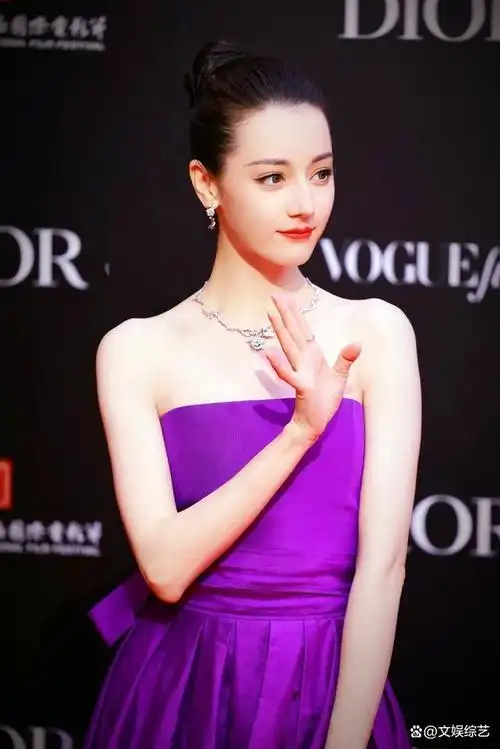 迪丽热巴越来越瘦了?穿搭风格比起以前更有气质,胖点显得有肉感