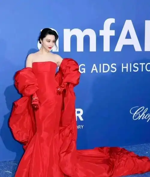 范冰冰戛纳红毯新造型:火红礼服,妩媚热情的戛纳玫瑰皇后|长裙|抹胸|