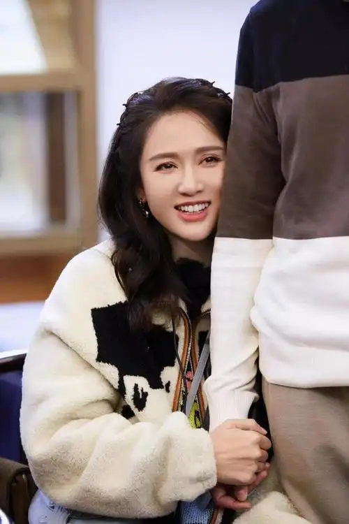 陈乔恩在综艺节目《妻子的浪漫旅行》中,十分可爱又幽默,能够带动气氛