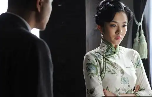 王晓晨的旗袍造型风情万种,带着不一样的熟女气息让人应接不暇!