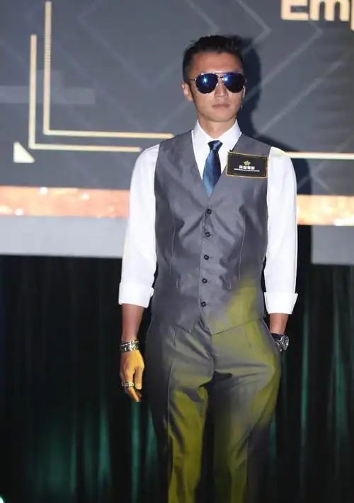 在香港国际影视展上谢霆锋出席英皇电影巡礼并宣传新片,谢霆锋戴墨镜