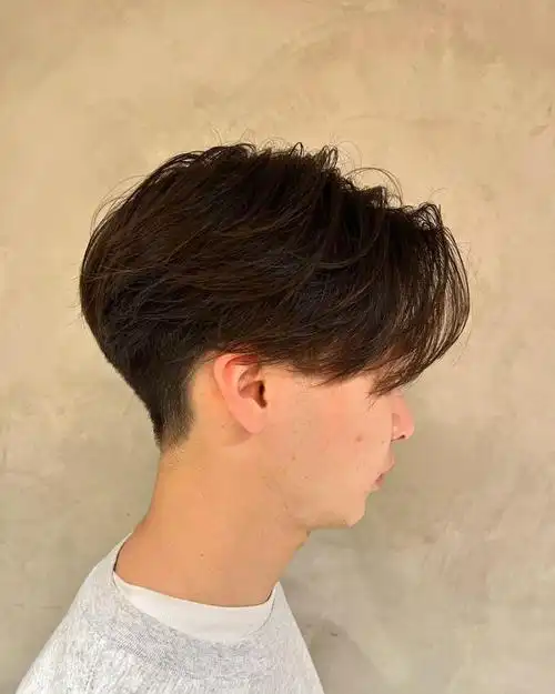 两侧铲短立体后脑勺男发,上面留长梳个分头,尽显男士时尚与帅气|发型