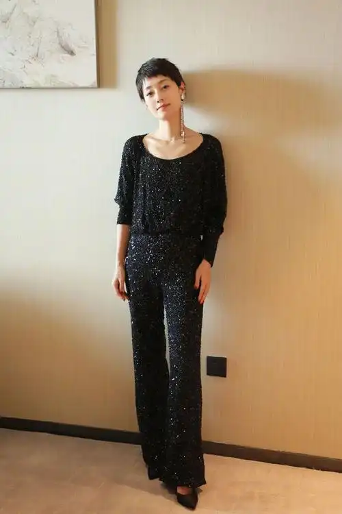 马伊琍出席活动优雅有气质亮片休闲装很亲切网友保养的不错