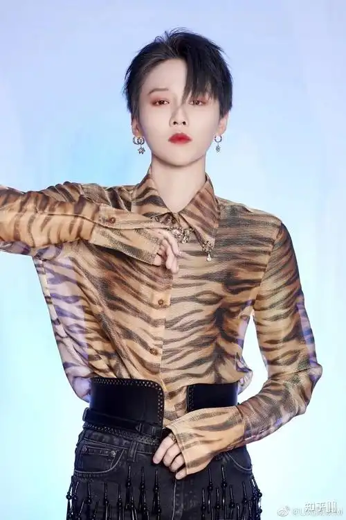 可以分享刘雨昕好看的长发图吗