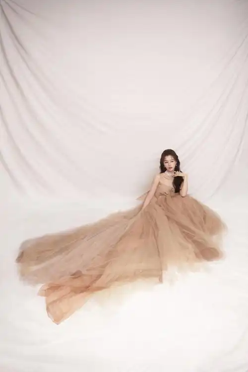 来自星星的穿搭##虞书欣一个人走红毯##虞书欣裸色抹胸长裙