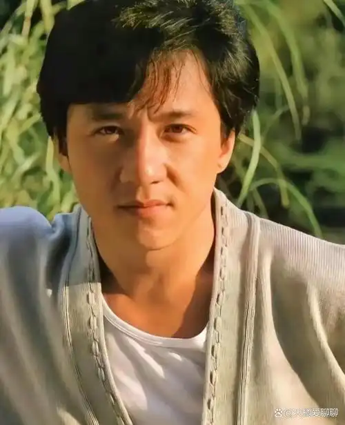 69岁成龙"断崖式"衰老,白发白胡子满脸皱纹,老到不敢认