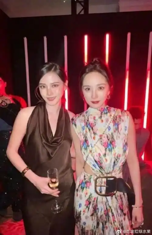 杨幂小水晚宴合照#小水和杨幂合照 被杨幂粉丝称在故意恶心杨幂 还称