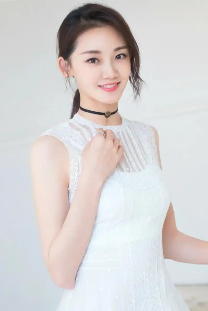 青年演员苗苗:花容月貌,秀丽多姿