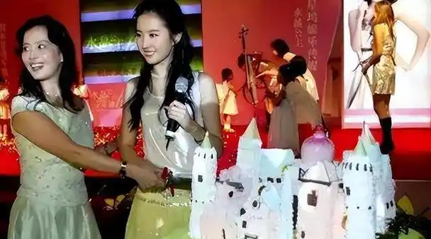 杨采钰:抢刘亦菲"老爹"陈金飞,嫁大30岁大佬,她到底想啥