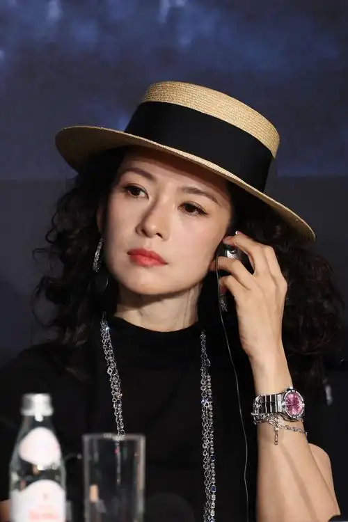 章子怡在戛纳电影节《酱园弄》photocall 现场.