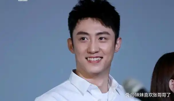 黄景瑜是一位备受关注的男演员,他在拍摄《他从火光中走来》时的表现