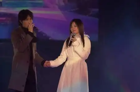 图文:赵薇长沙演出"遭袭"--与古巨基合唱(7)