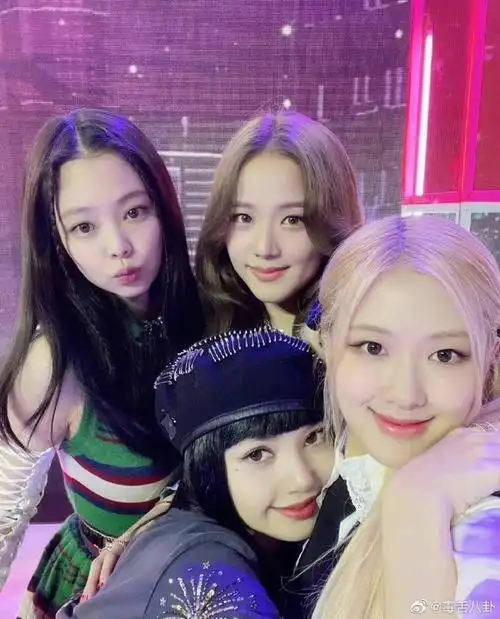 lisa晒合照为朴彩英庆生#blackpink成员lisa为队友朴彩英庆生,美女