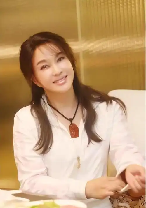 71岁的刘晓庆吓坏好多人针打多了真的会起反作用自然老挺好