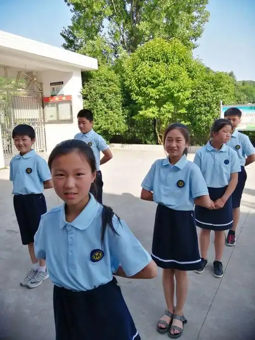 捐赠爱心校服,情暖山区孩子