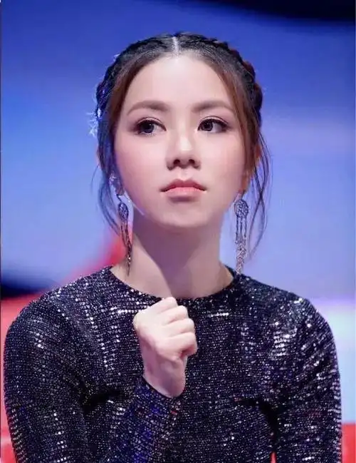 黑眼珠较大,形如腰果,乃俗称的孩子眼,代表容易讨人喜爱,人缘好,这类