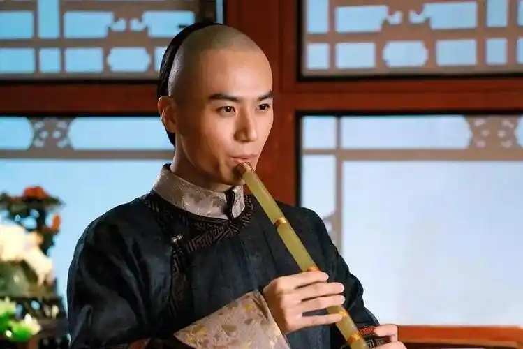 《倾世皇妃》里演一心复仇的亡国太子马度云,一反原来的清俊形象