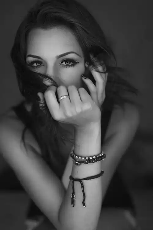 8张唯美意境的欧美女孩黑白图片