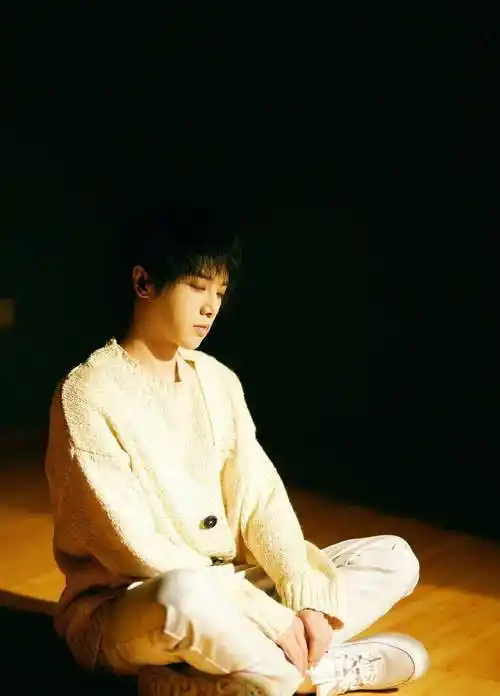 《快乐男声》冠军出道,今穿拼接休闲套装,舞台上太霸气_华晨宇_牛仔裤