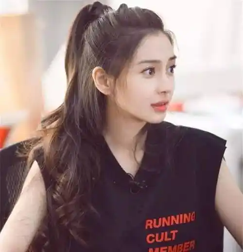 原创angelababy绑爱心双马尾扎发美得像学生妹好减龄显清纯