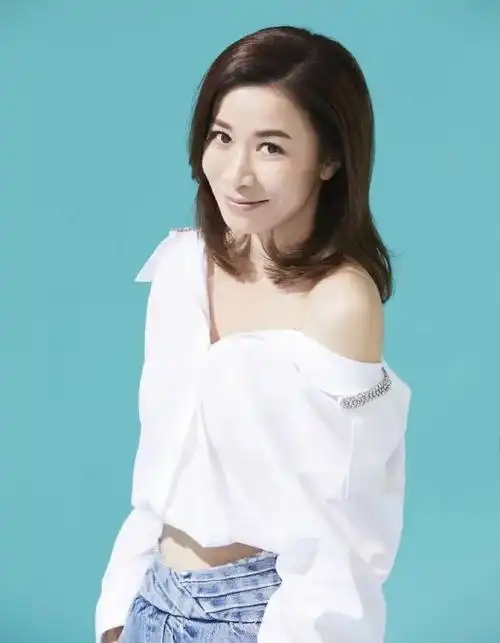 佘诗曼好清爽白色露肩短上衣配锥形牛仔裤