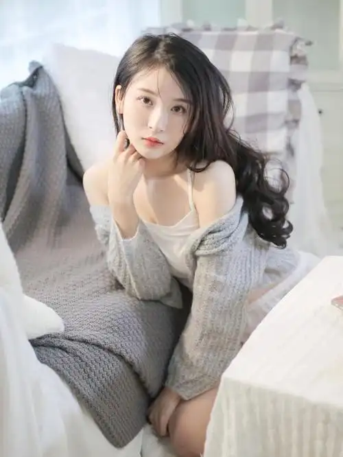 灰色开衫毛衣内搭白色背心美女长相清纯漂亮温柔一种居家感觉