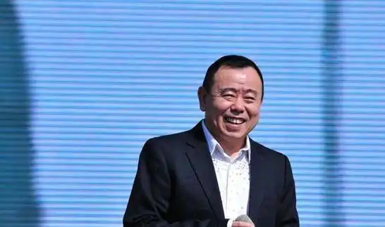 潘长江只有1米6的身高,这个缺陷伴随着他的一生,在他还没有成名之前