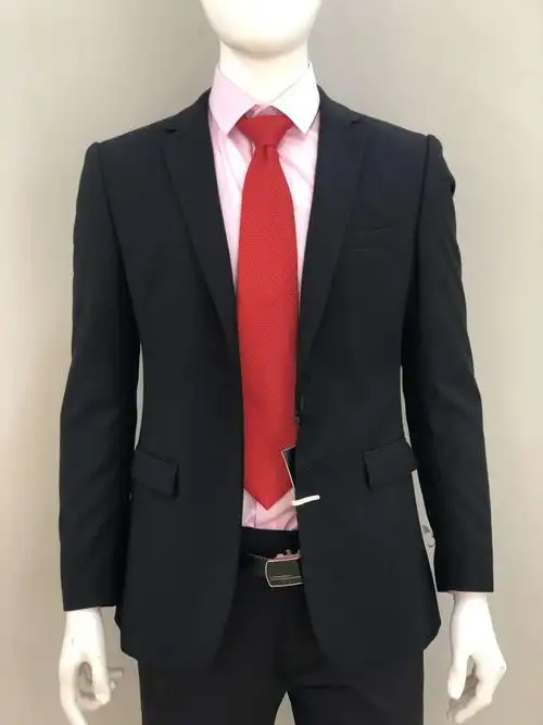 黑色单西,采用立体剪裁修饰身型,内搭粉衬衣,红色领带,彰显优雅大气.