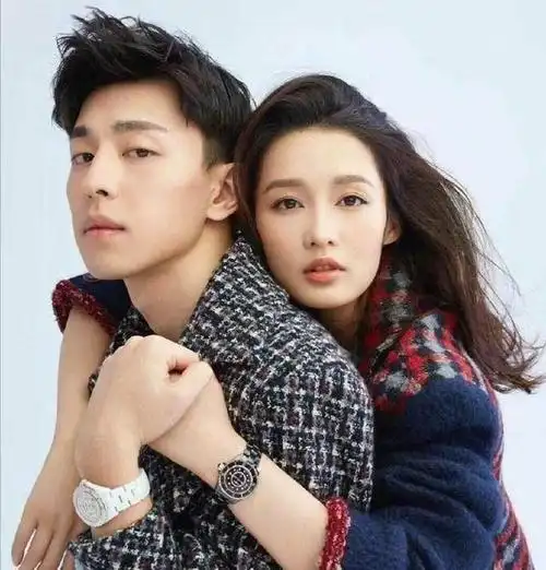 邓伦李沁恋情再添实锤否认恋情4个月后被发现疑共用一个助理