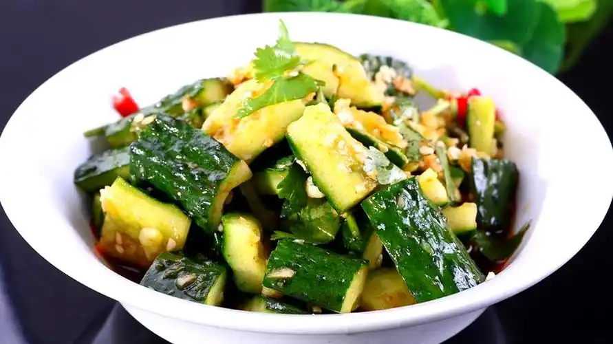 做凉拌黄瓜,很多人第一步就做错了,学会这招爽脆入味又好吃