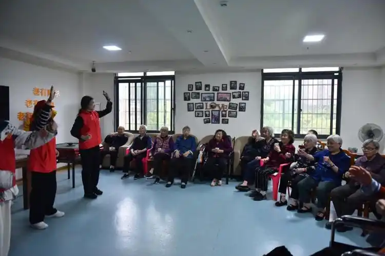 校团委组织开展走出校园走进养老院志愿服务活动