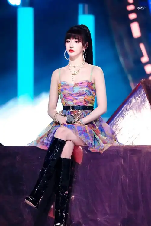 孔雪儿浙江卫视喜剧春晚舞台图