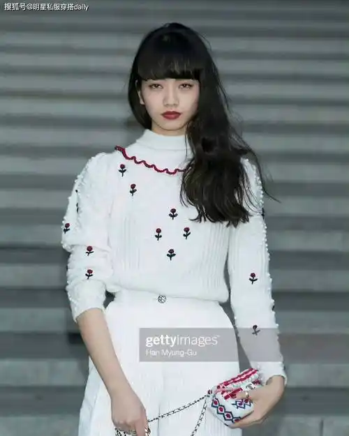 小松菜奈的时尚风格一直备受瞩目.