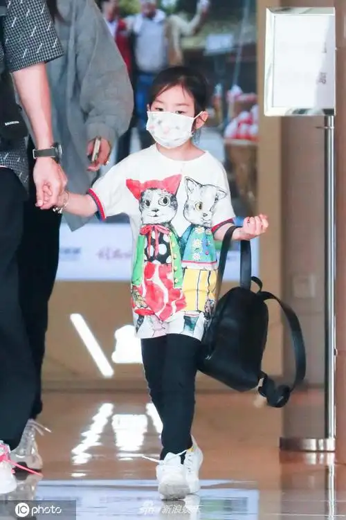 李承铉带女儿吃海鲜大餐 lucky长大不少更像戚薇