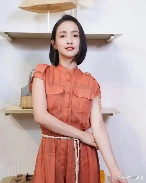 林依晨快瘦成骨头人了,灯笼裤配花布鞋像老奶奶,满身褶皱太粗糙