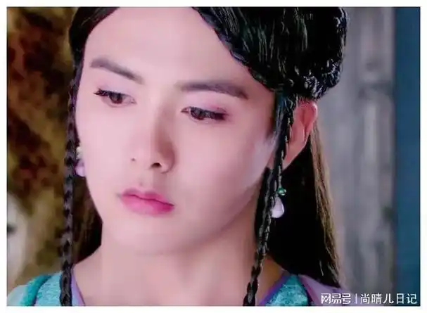 女装扮相,比如《怪侠一枝梅》里的青衣花旦,还有《古剑奇谭》里的方