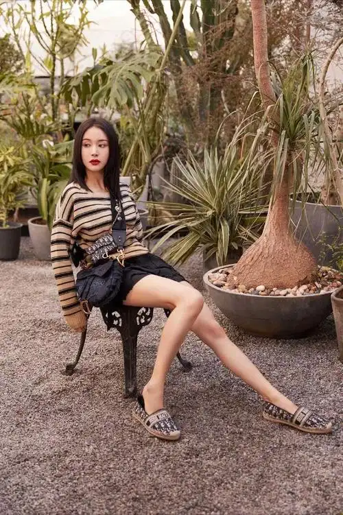 王子文留长分秒变"女神",穿横条纹针织衫配黑色短裤,被惊艳了