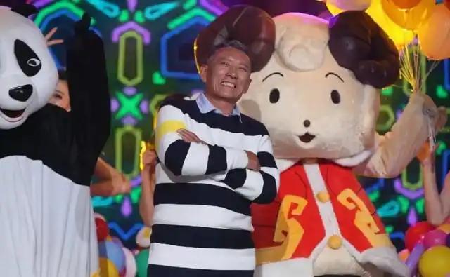 图为贾爸爸看到女儿这么痛苦,贾文田的心里也很不好