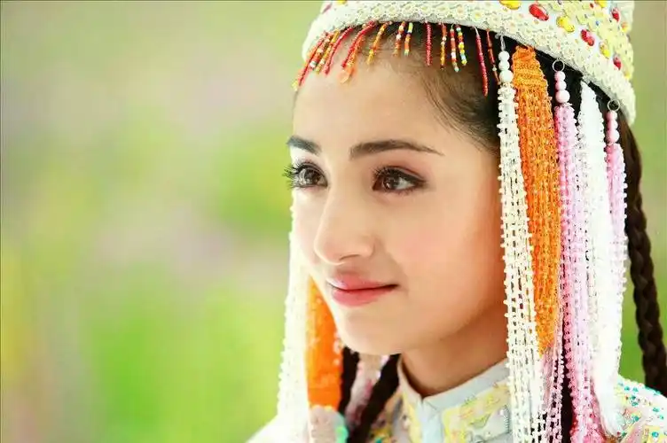 早年经历麦迪娜童年照片1998年著名舞蹈家海力且木·斯地克来新疆招生