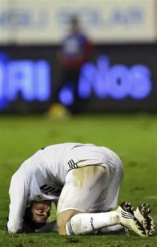 组图:c罗造点球未遂举手暴怒 伊瓜因磕头谢罪