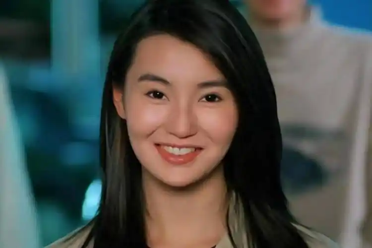 58岁张曼玉分享日常,在国外骑自行车溜达,所住公寓墙皮脱落