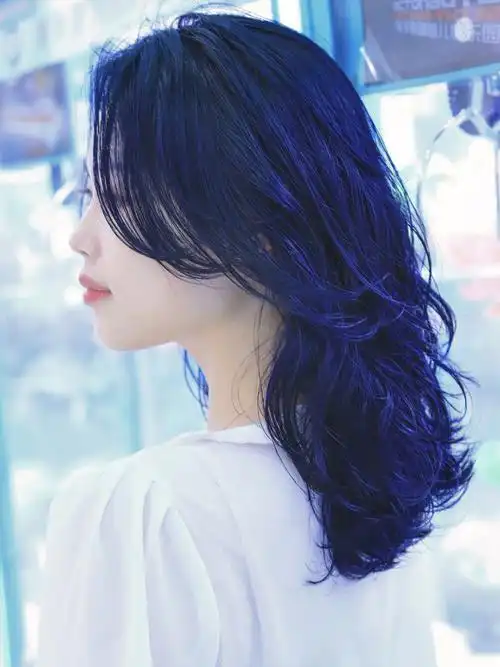 蓝黑色,也叫墨蓝色显白洋气室外高调室内低调时尚有光泽墨蓝代表忧郁