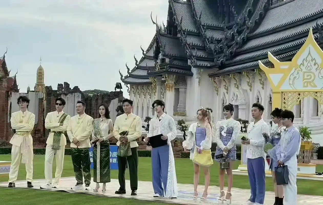 《奔跑吧》泰国录制大合照:蔡徐坤,王鹤棣,范丞丞,angelababy,白鹿