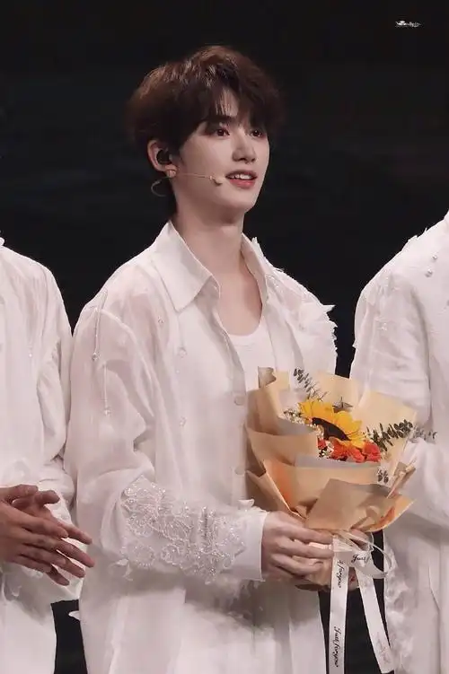 丁程鑫超话96#丁程鑫微博音乐盛典#怪美的@时代少年团-丁程鑫