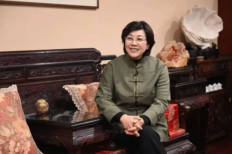 快乐家园的温馨气氛还与新东苑董事长沈惠琴和总裁陈星言进行了