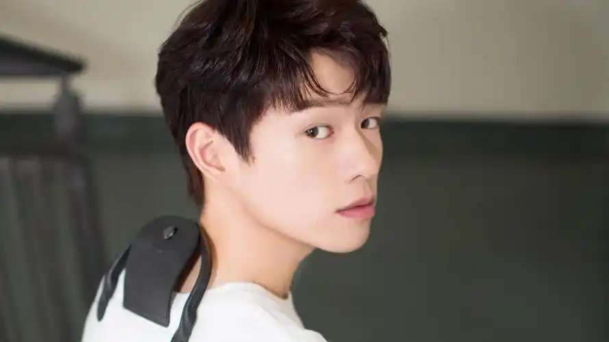 阳光男孩魏大勋帅气休闲写真,高清壁纸图片,大陆明星-回车桌面