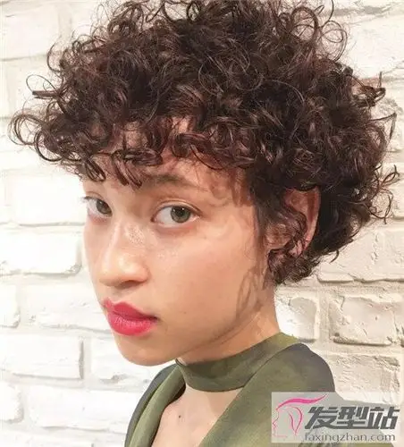 短发女生爆炸卷 凌乱美又洋气