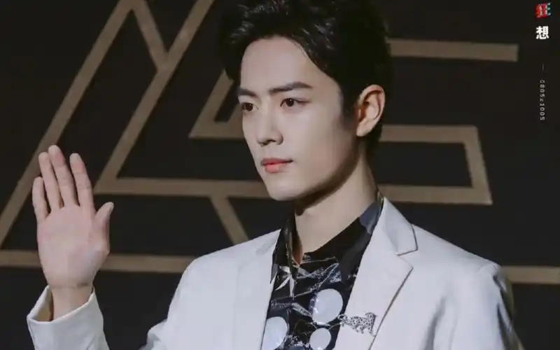 2019星光大赏肖战颜值造型简直绝了,特别是白色工装裤混搭西装这一套