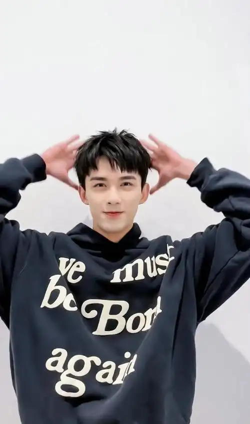 吴磊新年版光剑挑战#吴磊新年版光剑挑战来袭,太可爱了吧!