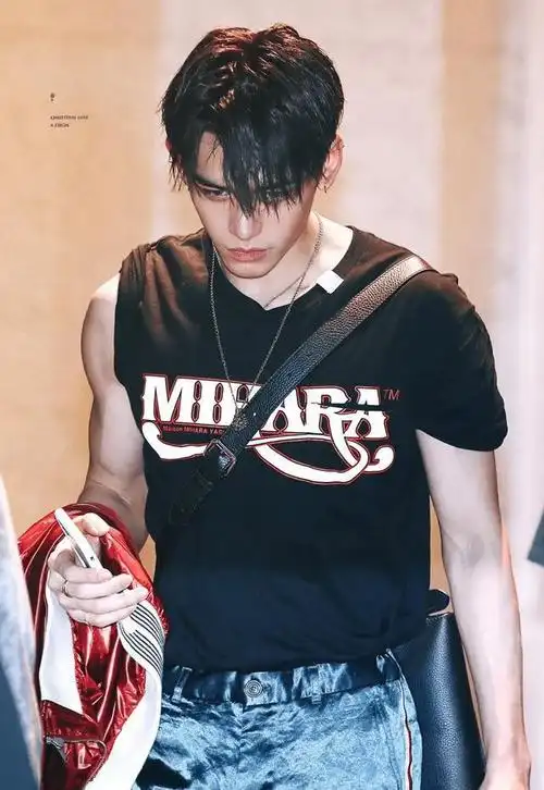 "跑男"新一季颜值担当黄旭熙,高颜值 雕塑般的身材,我爱了|腹肌|肌肉